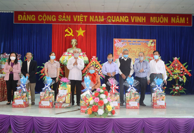 Lãnh đạo huyện thăm, chúc Tết các cơ quan, đơn vị, gia đình chính sách, đảng viên từ 50 tuổi Đảng trở lên và cựu tù chính trị trên địa bàn thị trấn