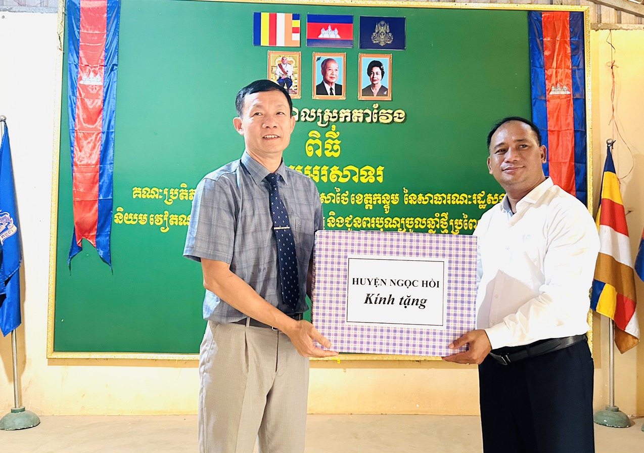 Đoàn công tác huyện Ngọc Hồi thăm, chúc Tết Chol chnam Thmay năm 2024 tại huyện Tà Veng