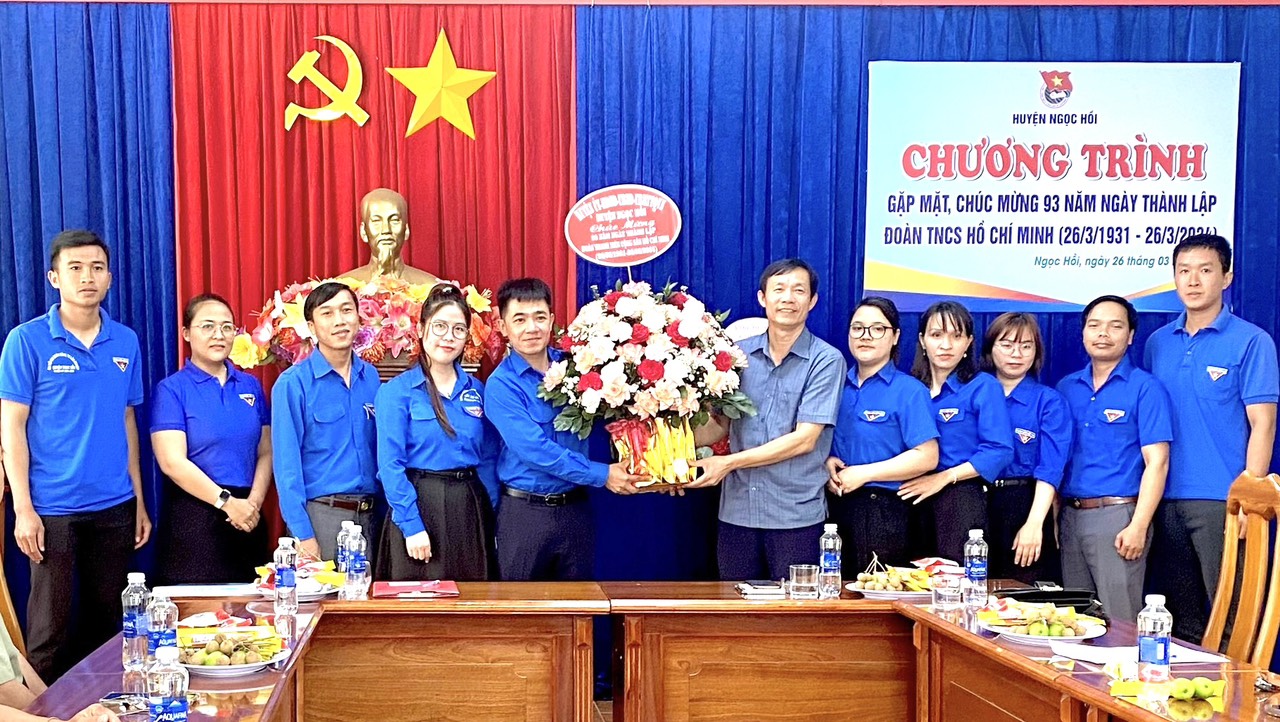 Lãnh đạo huyện thăm, chúc mừng Huyện Đoàn nhân ngày thành lập Đoàn TNCS Hồ Chí Minh
