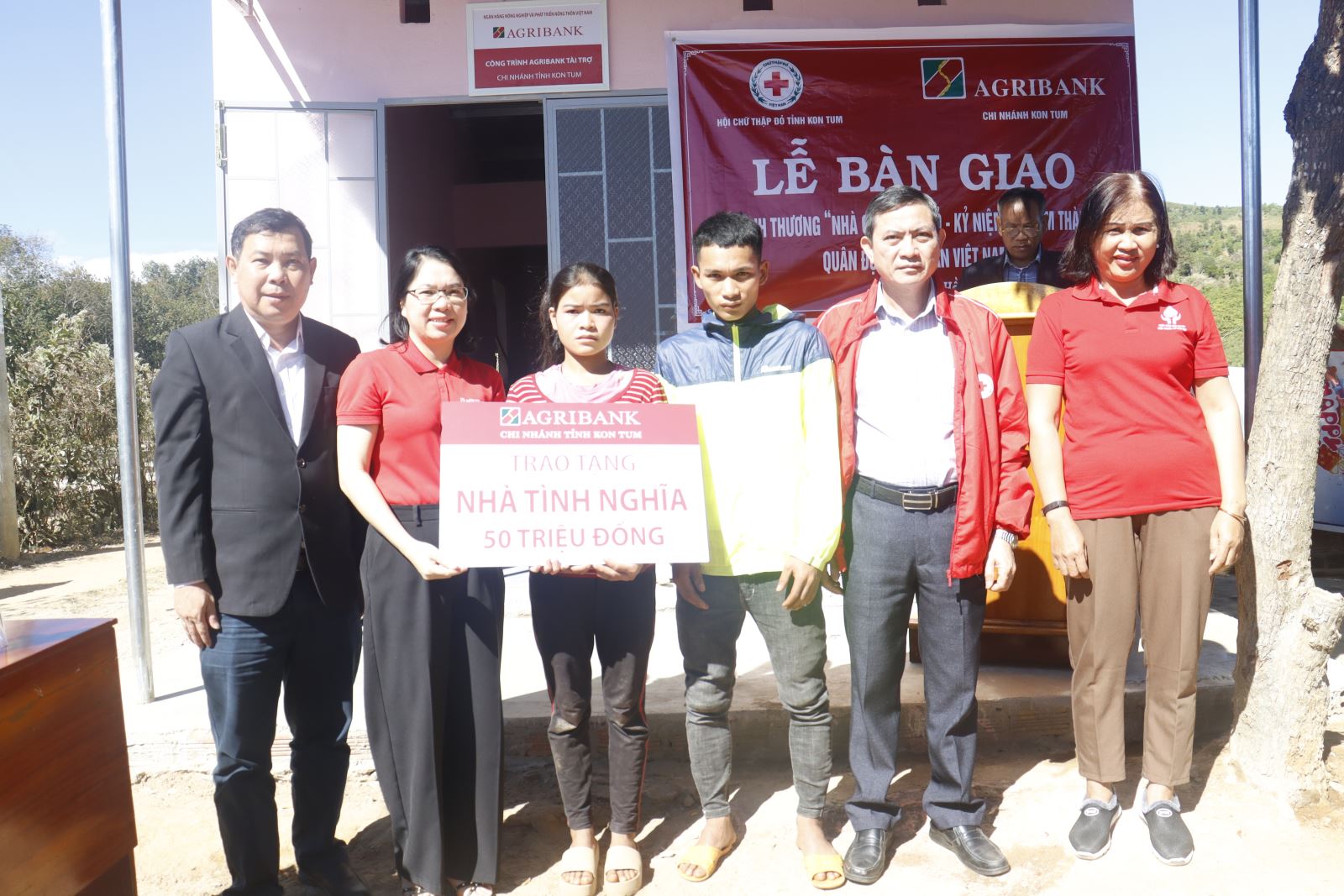 Bàn giao “Nhà tình nghĩa” cho hộ có hoàn cảnh khó khăn xã biên giới