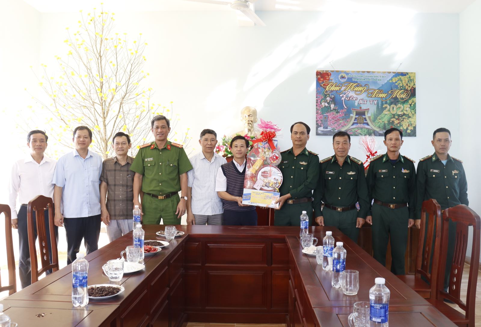 Đồng chí Trần Cao Bảo Việt, Phó Chủ tịch UBND huyện thăm, chúc Tết tại xã Pờ Y