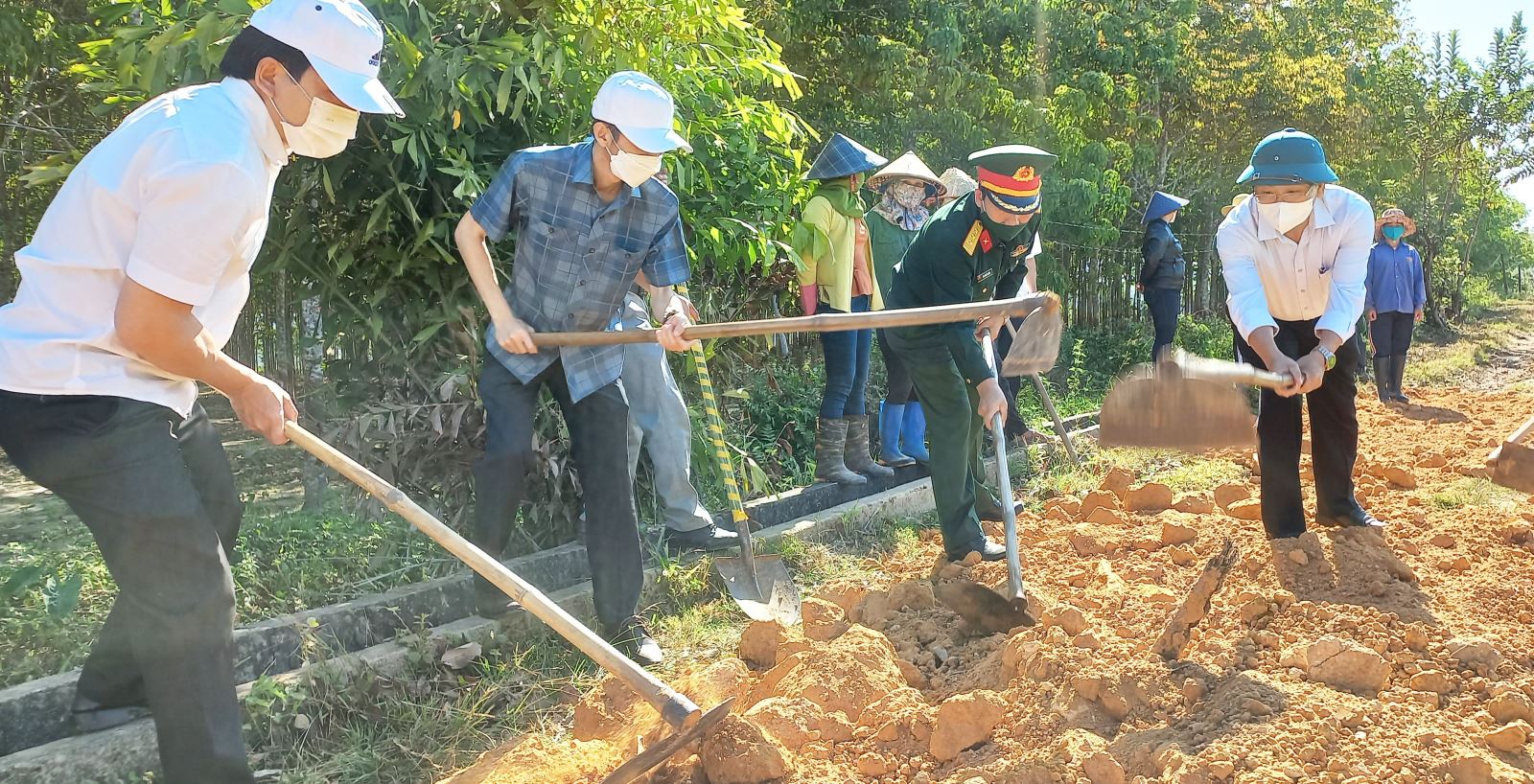Đồng chí Nguyễn Văn Hòa- Phó Bí thư Tỉnh ủy dự Lễ phát động ra quân đầu năm mới Nhâm Dần 2022 tại xã Đắk Kan