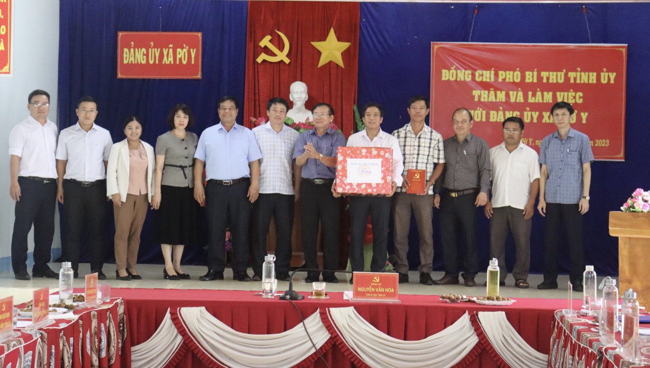 Phó Bí thư Tỉnh uỷ Nguyễn Văn Hoà làm việc với Đảng uỷ xã Pờ Y