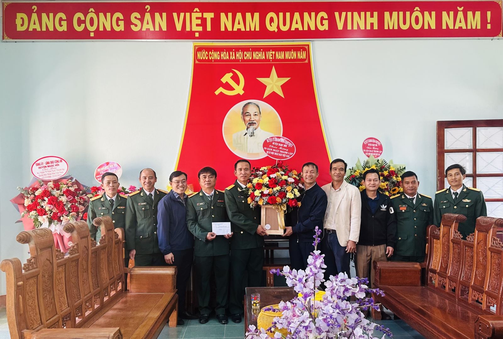 Lãnh đạo huyện thăm, chúc mừng Ngày thành lập Quân đội Nhân dân Việt Nam