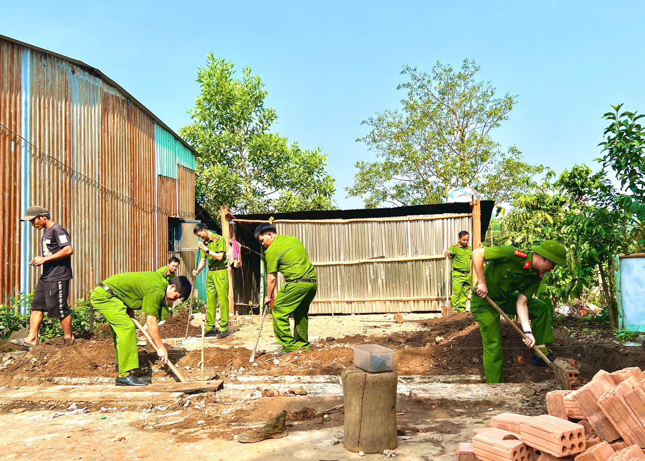 Công an xã Đăk Ang chung tay xóa nhà tạm, nhà dột nát