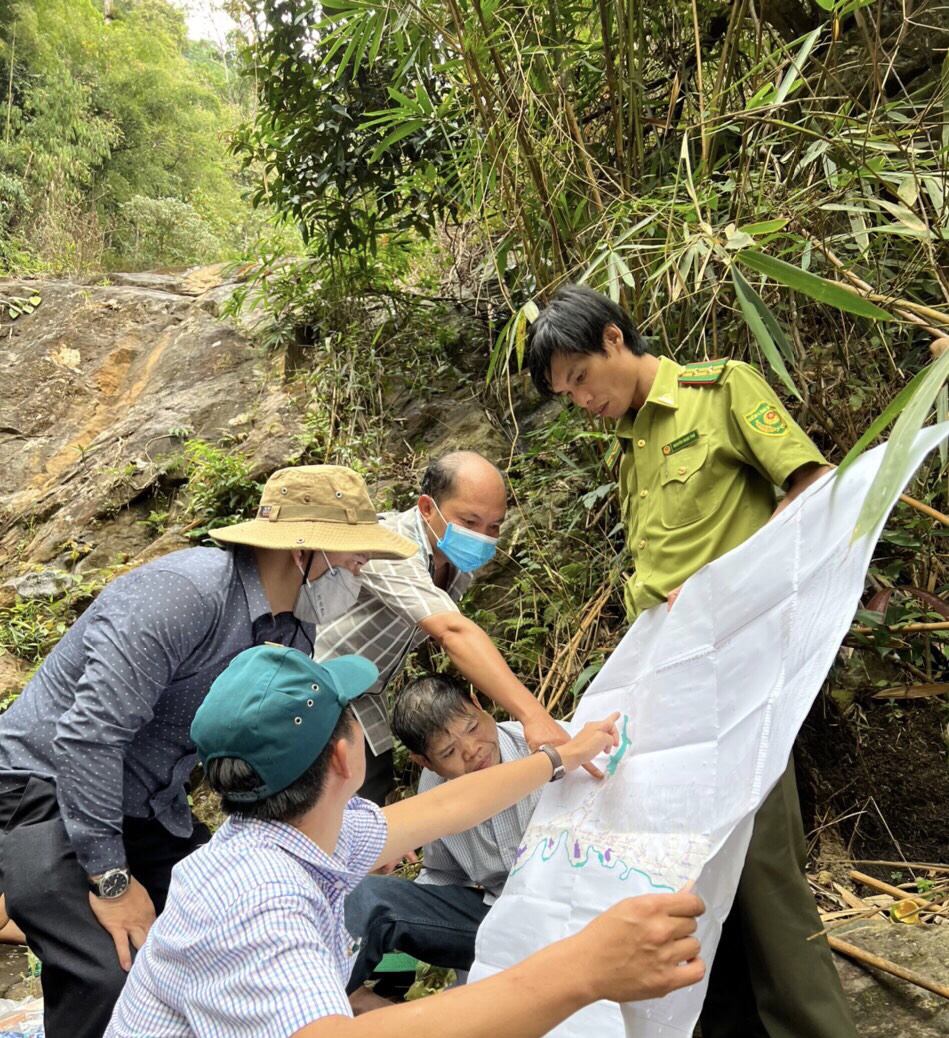 Đồng chí Bí thư Huyện ủy Đinh Cao Cường làm việc với Ban Thường vụ xã Đắk Ang và khảo sát thực tế tại khu sản xuất suối Đắk Chờ