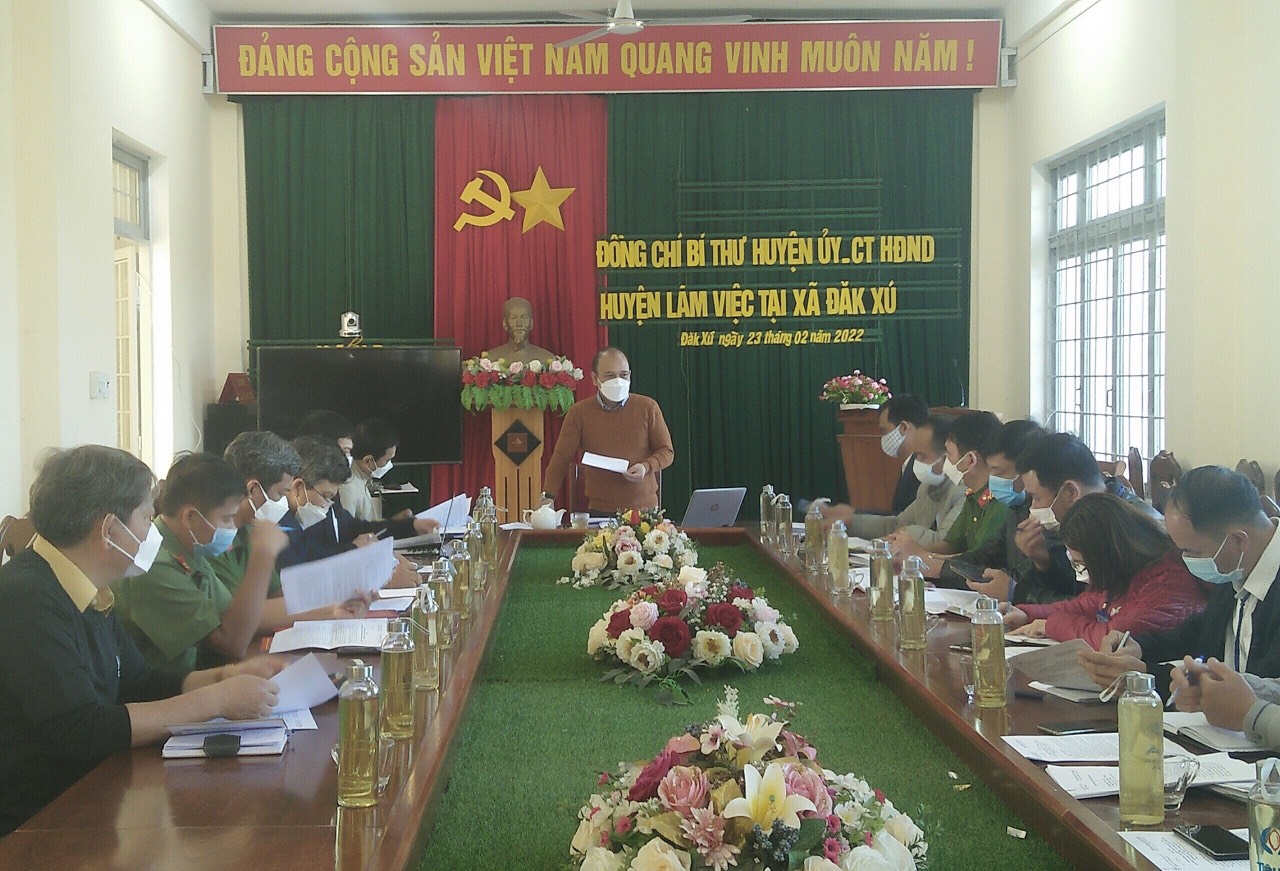 Đồng chí Bí thư Huyện ủy Đinh Cao Cường làm việc với Ban Thường vụ xã Đắk Xú
