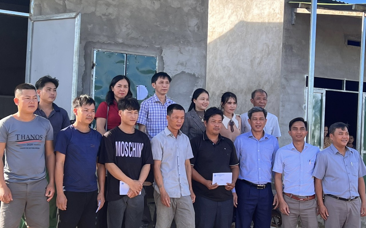 Lãnh đạo huyện thăm, tặng quà các hộ gia đình di dân tại huyện biên giới Ia H’Drai