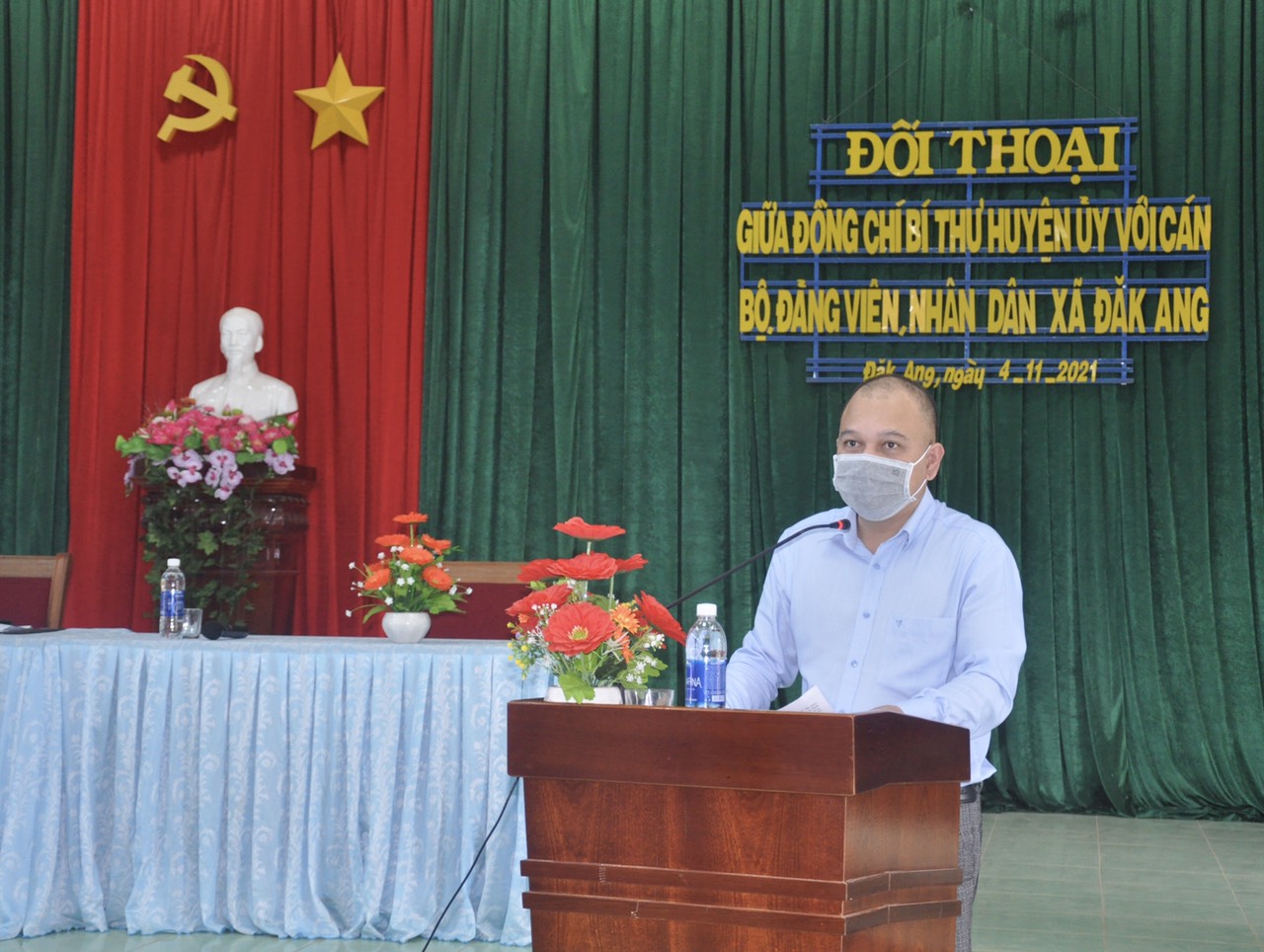 Đồng chí Bí thư Huyện ủy Đinh Cao Cường đối thoại với cán bộ, đảng viên và Nhân dân xã Đắk Ang
