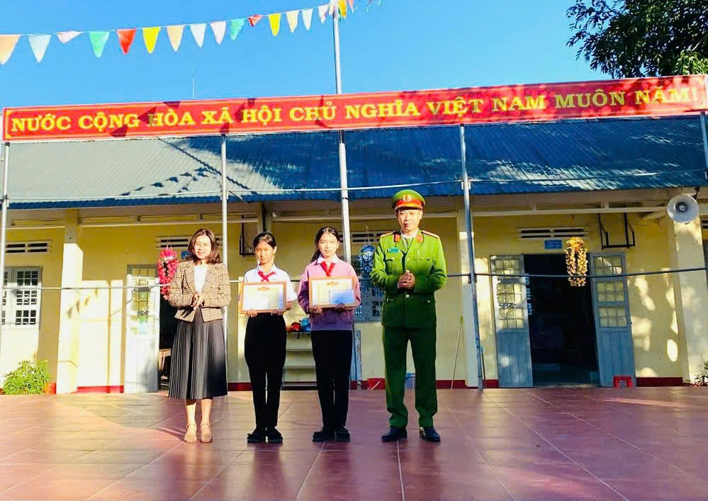 Xã Đăk Xú biểu dương 02 tấm gương “Người tốt, việc tốt”