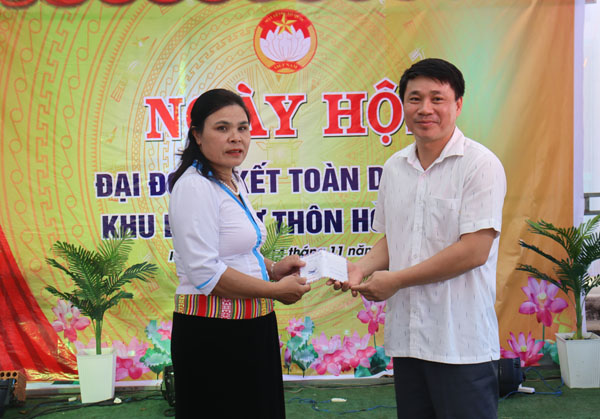 Đồng chí Huỳnh Quốc Huy, Trưởng Ban Tuyên giáo Tỉnh ủy dự Ngày hội Đại đoàn kết toàn dân tộc tại thôn Hoà Bình