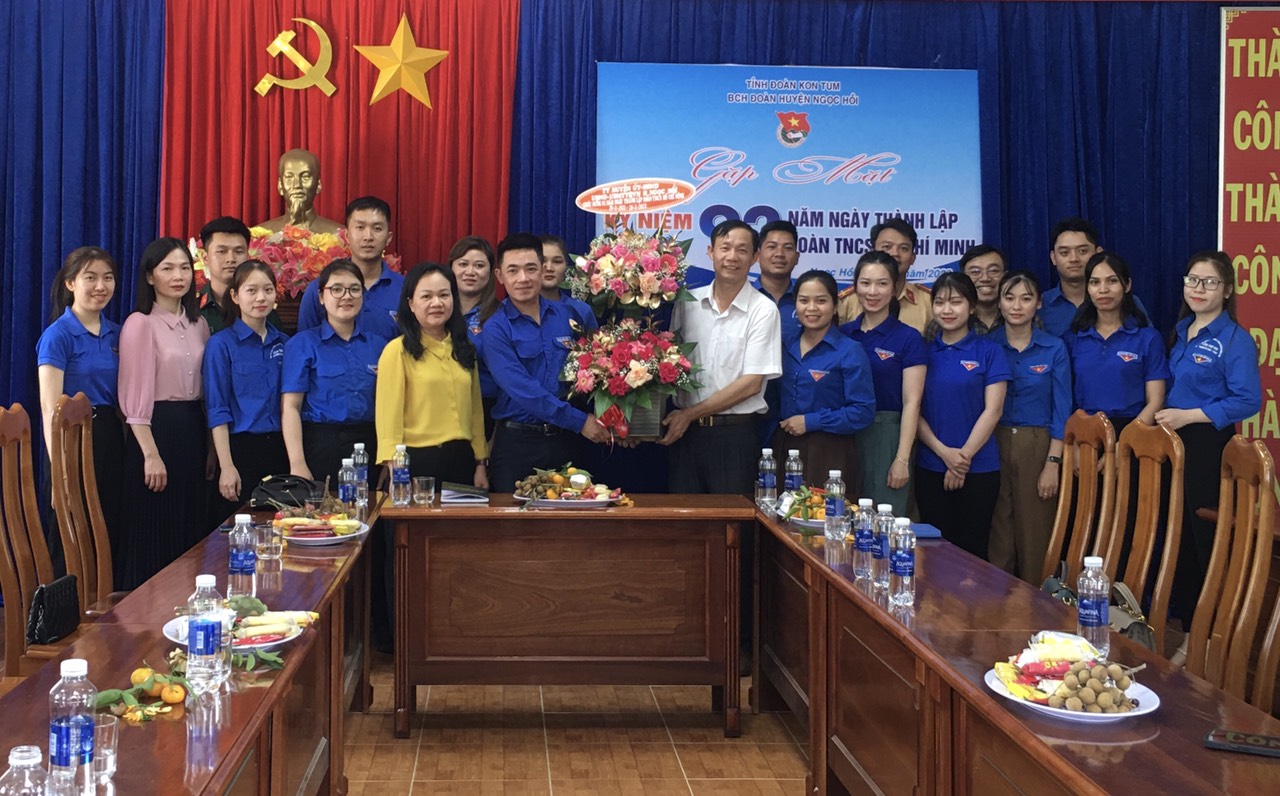 Lãnh đạo thăm, chúc mừng Huyện đoàn nhân kỷ niệm 92 năm Ngày thành lập Đoàn TNCS Hồ Chí Minh