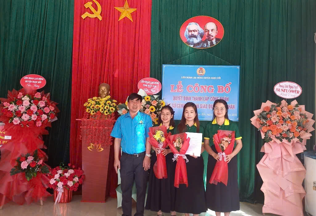 Liên đoàn Lao động huyện công bố quyết định kết nạp đoàn viên và thành lập Công đoàn cơ sở
