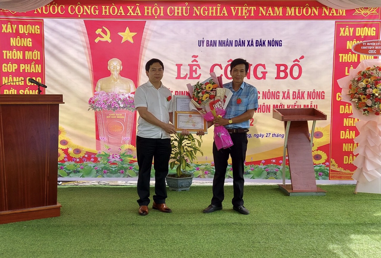 Thôn Lộc Nông đón nhận Bằng đạt chuẩn thôn Nông thôn mới kiểu mẫu năm 2022