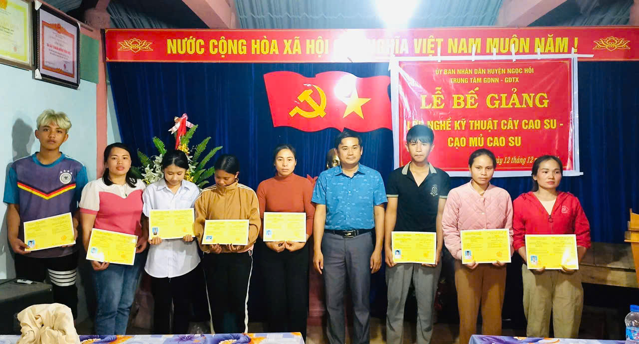 Bế giảng lớp nghề kỹ thuật chăm sóc và cạo mủ cao su