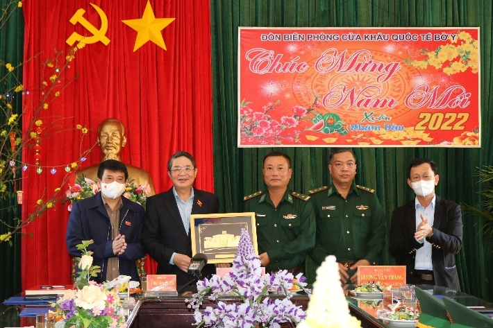 Phó Chủ tịch Quốc hội thăm, chúc Tết cán bộ, chiến sĩ và Nhân dân huyện biên giới huyện Ngọc Hồi