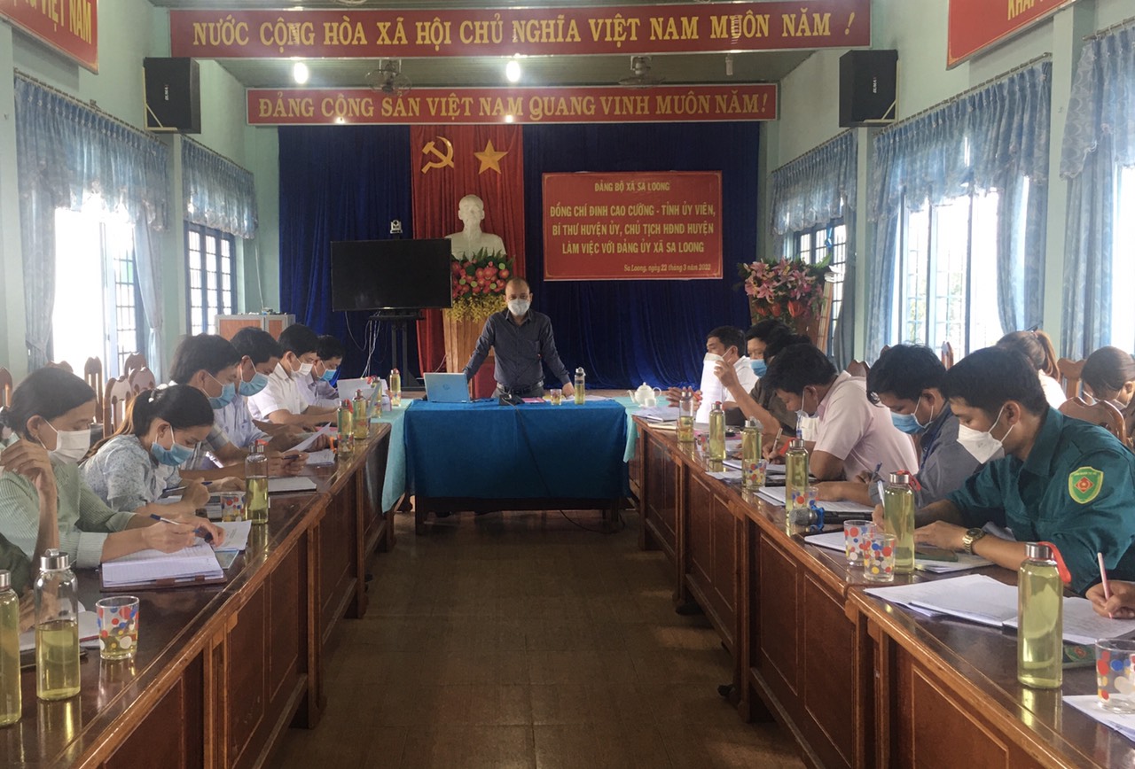 Đồng chí Bí thư Huyện ủy Đinh Cao Cường làm việc việc với Đảng ủy xã Sa Loong