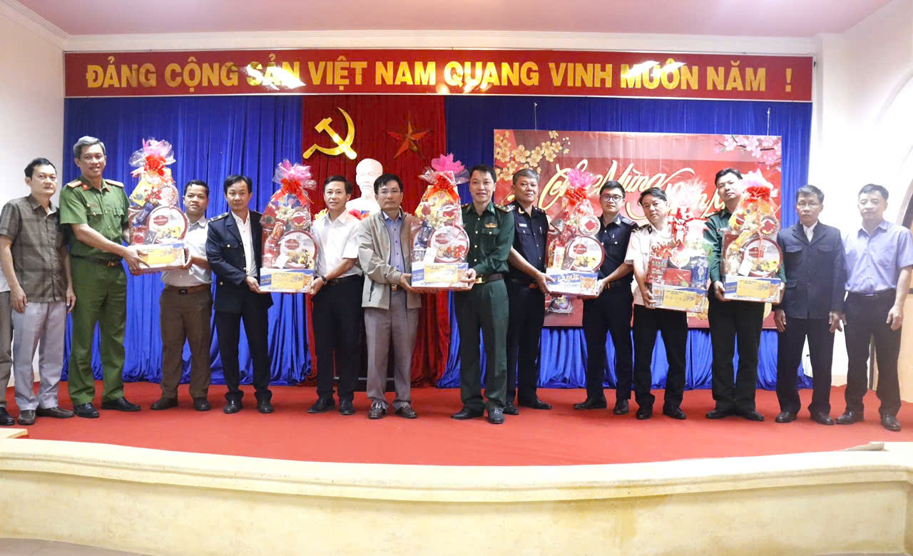 Đồng chí Nguyễn Ngọc Sâm - Phó Chủ tịch UBND tỉnh thăm, chúc Tết các đơn vị trên địa bàn huyện