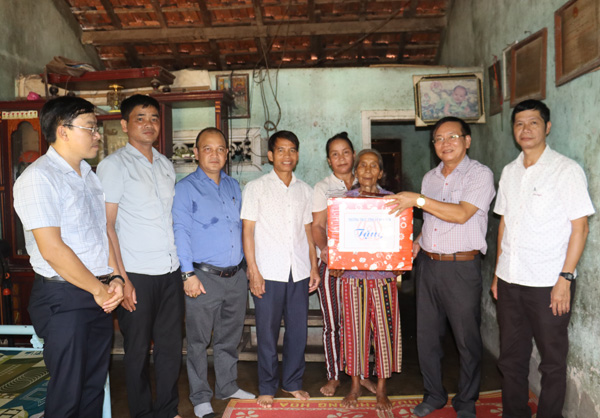 Đồng chí Nguyễn Văn Hòa, Phó Bí thư Tỉnh ủy thăm, tặng quà gia đình chính sách trên địa bàn huyện Ngọc Hồi