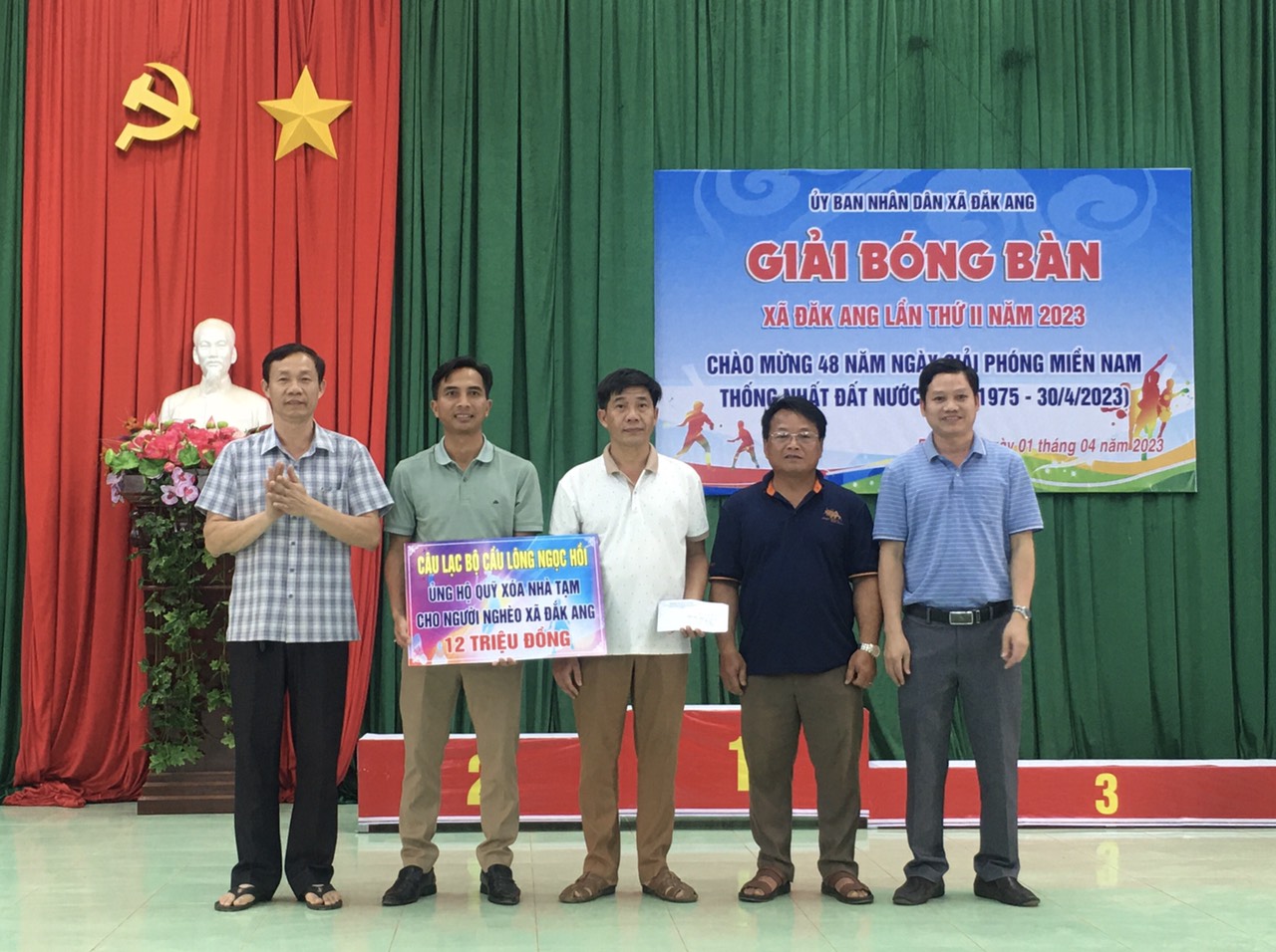 Trao trên 50 triệu đồng hỗ trợ Quỹ xoá nhà tạm cho người nghèo xã Đắk Ang
