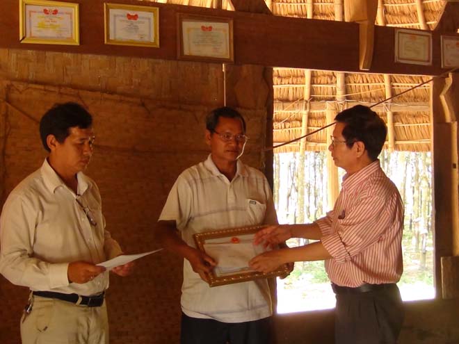 Trao Bằng khen của Chủ tịch UBND tỉnh cho Đoàn nghệ nhân dân tộc Giẻ - Triêng làng Đắk Răng