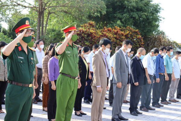 Lãnh đạo huyện viếng Nghĩa trang liệt sĩ nhân kỷ niệm 47 năm Ngày giải phóng miền Nam, thống nhất đất nước (30/4/1975 - 30/4/2022)